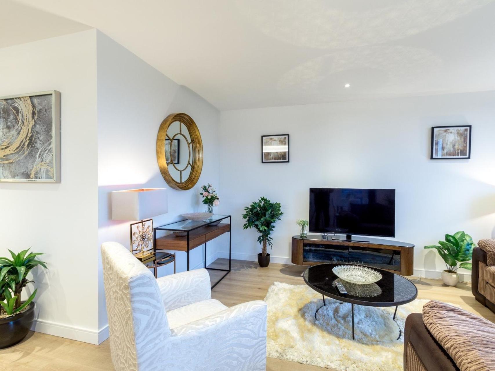 2 Bed Property Close To Heathrow Airport هاونسلو المظهر الخارجي الصورة