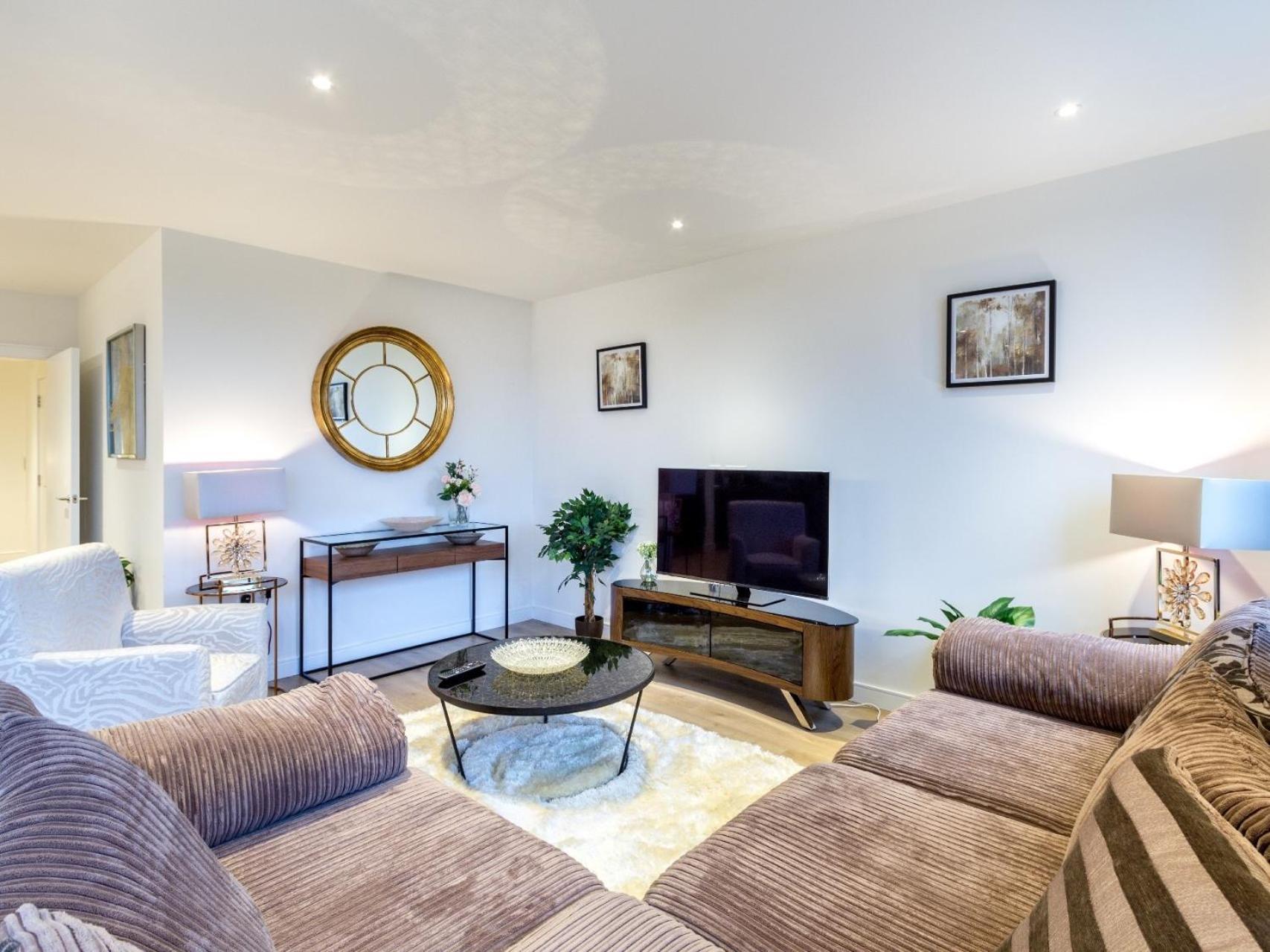2 Bed Property Close To Heathrow Airport هاونسلو المظهر الخارجي الصورة