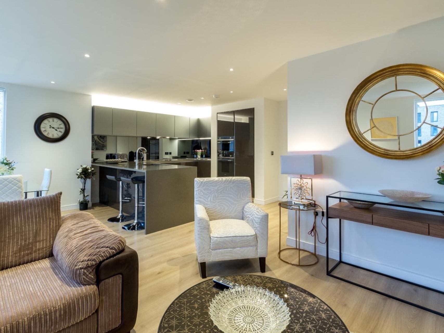 2 Bed Property Close To Heathrow Airport هاونسلو المظهر الخارجي الصورة