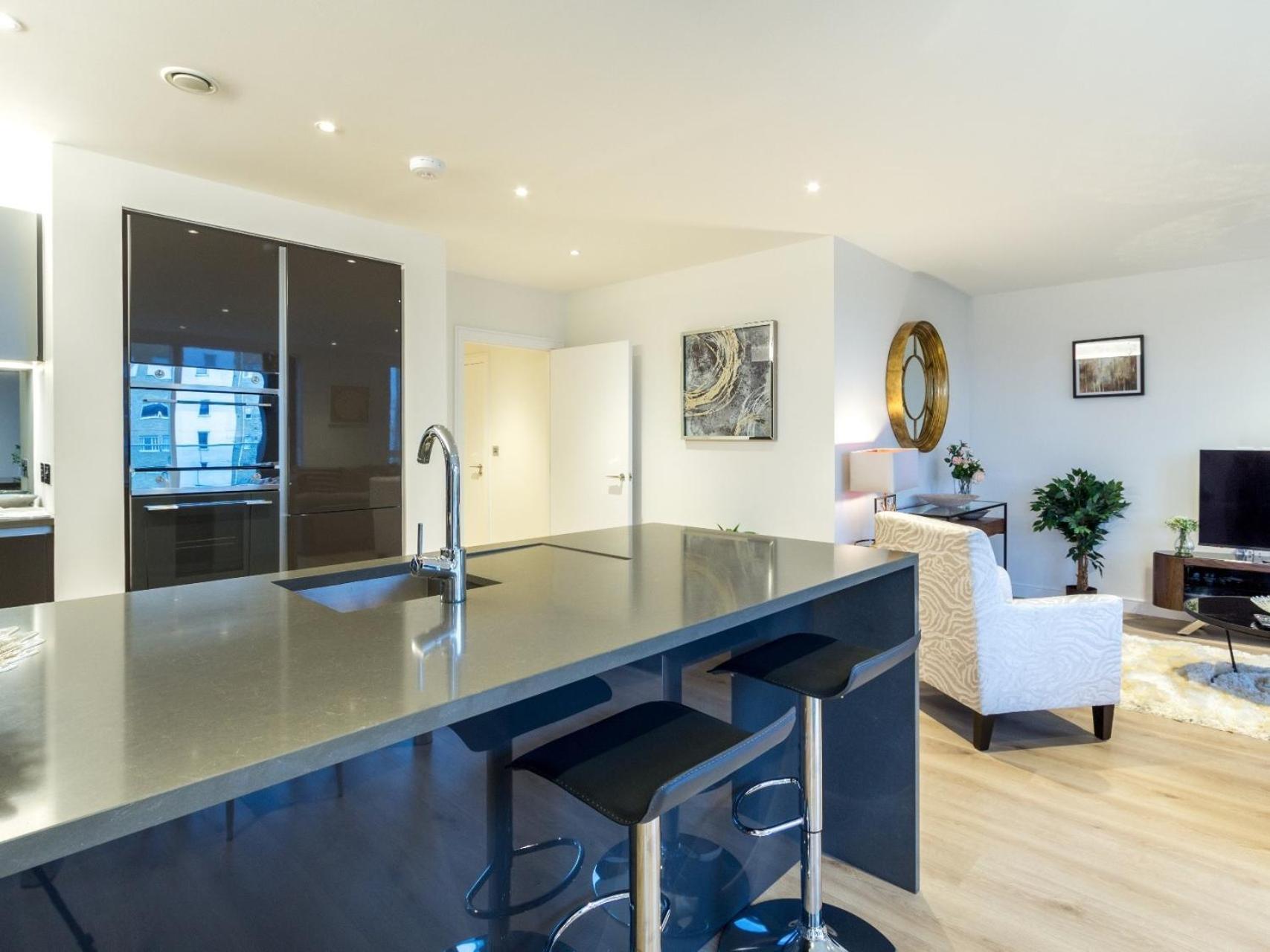 2 Bed Property Close To Heathrow Airport هاونسلو المظهر الخارجي الصورة