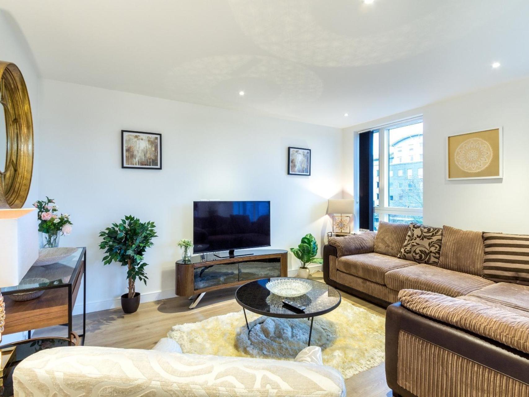 2 Bed Property Close To Heathrow Airport هاونسلو المظهر الخارجي الصورة